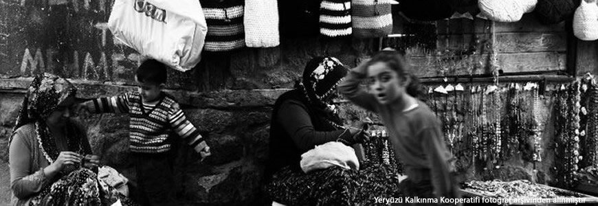 Ankara kalesindeki sokaklardan birinde ürettikleri el işlerini satmak için sokağa tezgah kurmuş kadınlar, hem el işlerini yapmaya hem de çocuklarına bakmaya devam ediyorlar